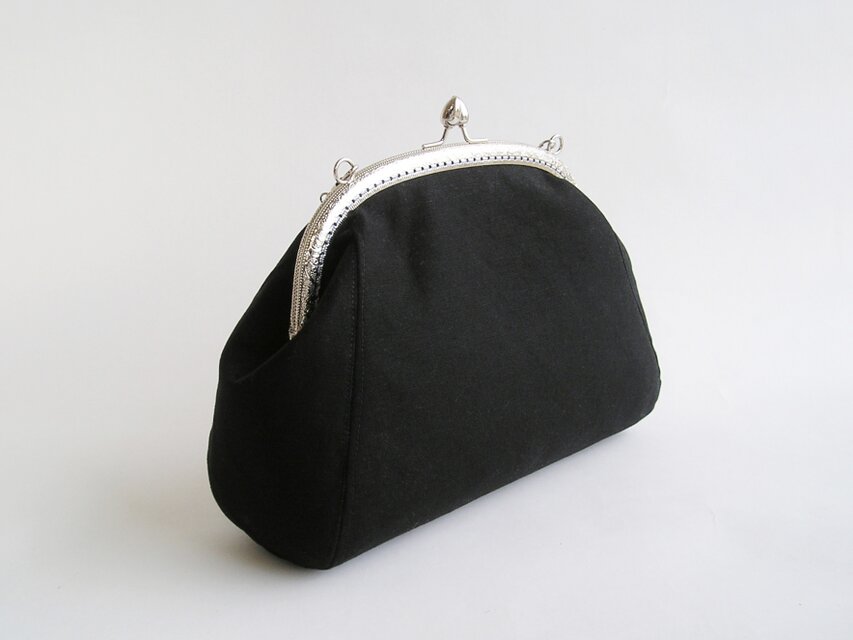 送料無料＊雪の結晶＊ビーズ刺繍のがま口バッグ（18i-1黒