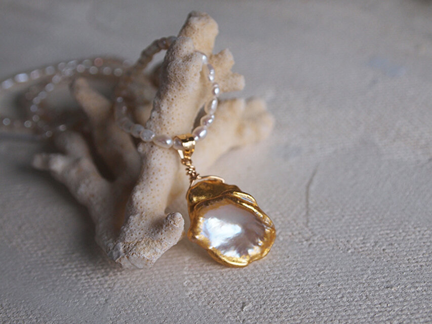 金箔とパールのネックレストップ／Ear shell 01