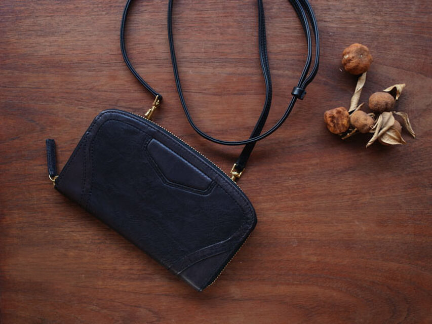 イタリアンレザー ショルダーベルト付 クラッチパース　BLACK《送料無料》