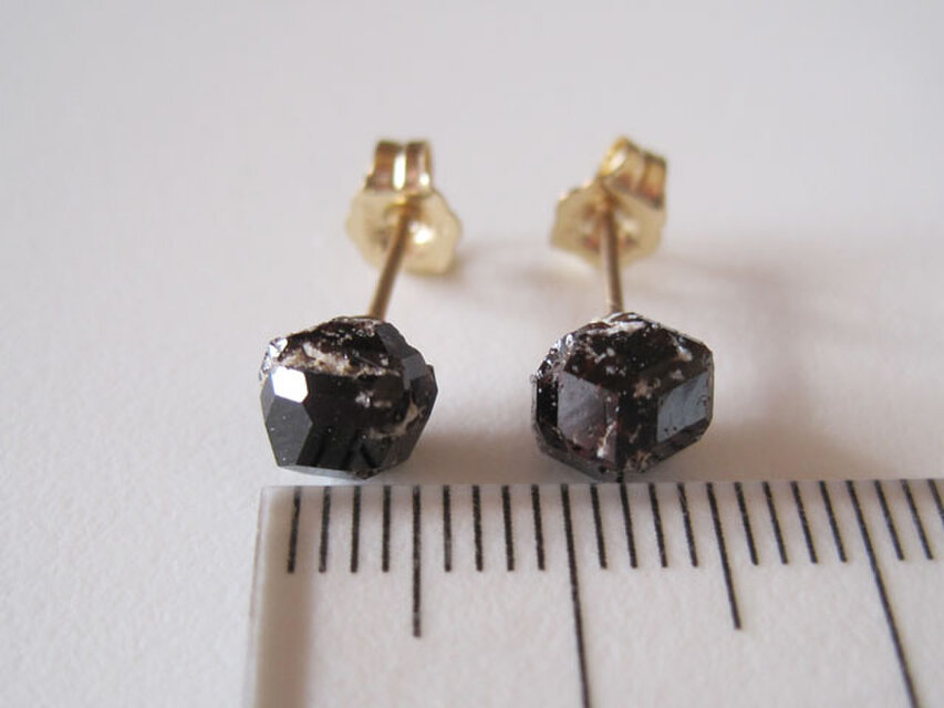 ガーネットの鉱物原石ピアス・長野県産満ばん柘榴石Spessartine Garnet 14KGF | iichi  日々の暮らしを心地よくするハンドメイドやアンティークのマーケットプレイス