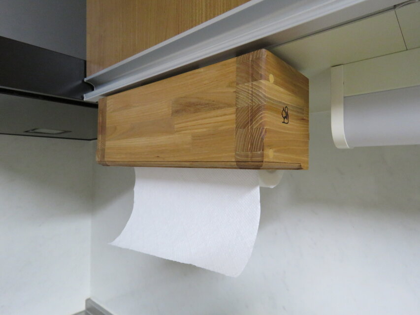 片手で切れるキッチンペーパーホルダー吊戸棚用　ニレ集成材