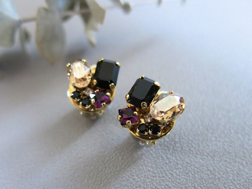 sale...スワロフスキーが煌めく　ビジューイヤリング　ブラック×ゴールド