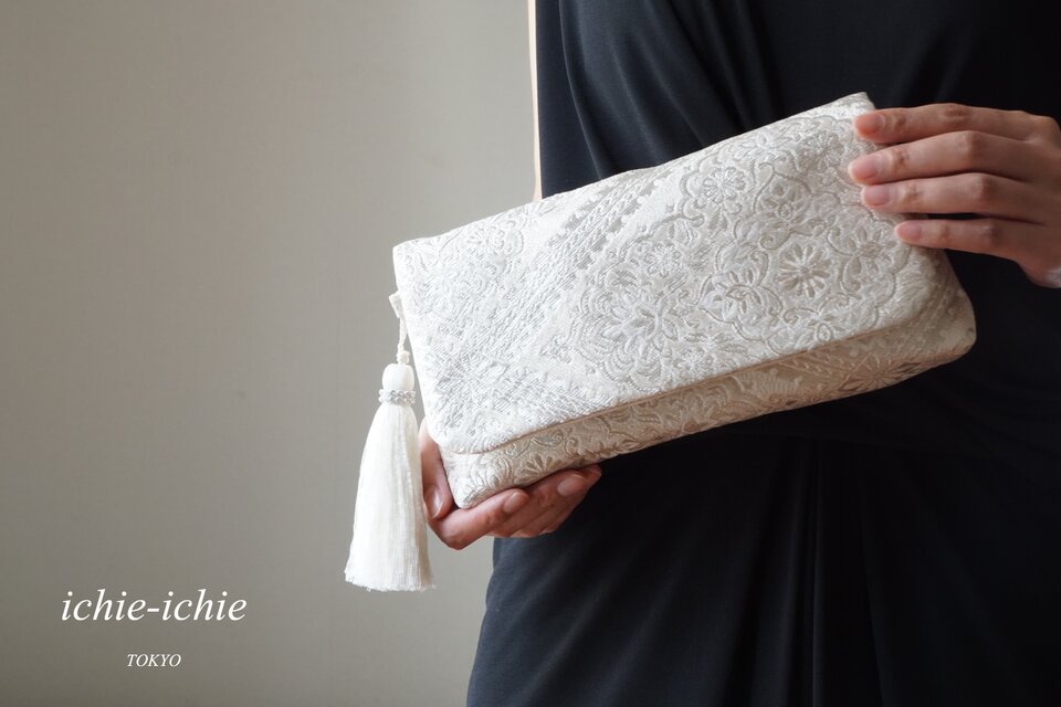 結婚式やパーティー日常使いにも。2way帯クラッチバッグ＆ ハンドバック　絹帯 リメイク　シルバー　