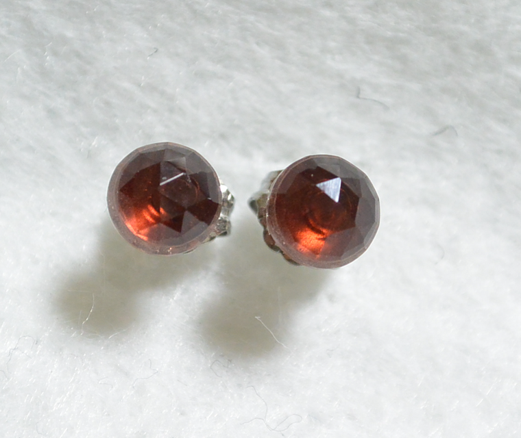 モザンビークガーネット・ローズカットのスタッドピアス（6mm・チタンポスト）