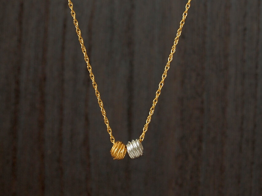 金と銀のネックレス