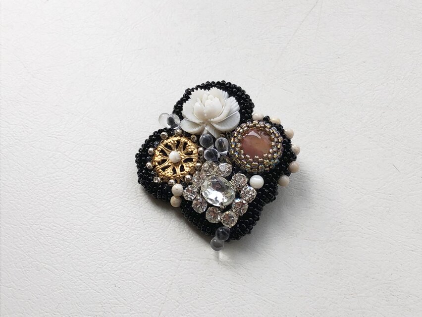 ビーズ刺繍のシカクブローチ no.2 | iichi 日々の暮らしを心地よくする