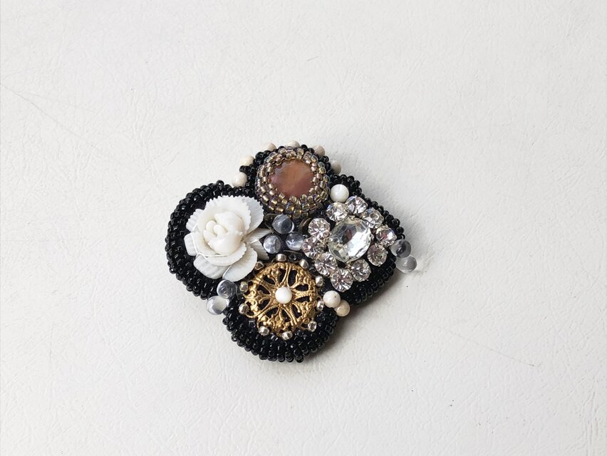 ビーズ刺繍のシカクブローチ no.2 | iichi 日々の暮らしを心地よくする