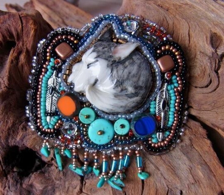 シベリアンハスキートーテム　ビーズエンブロイダリーブローチ