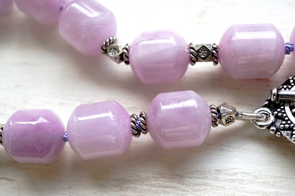 クンツァイトとシルバービーズネックレス