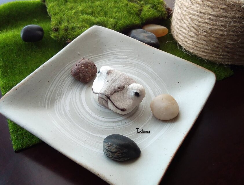 池からひょこっと顔を出した蛙（かえる）ブローチ再販　DBr2