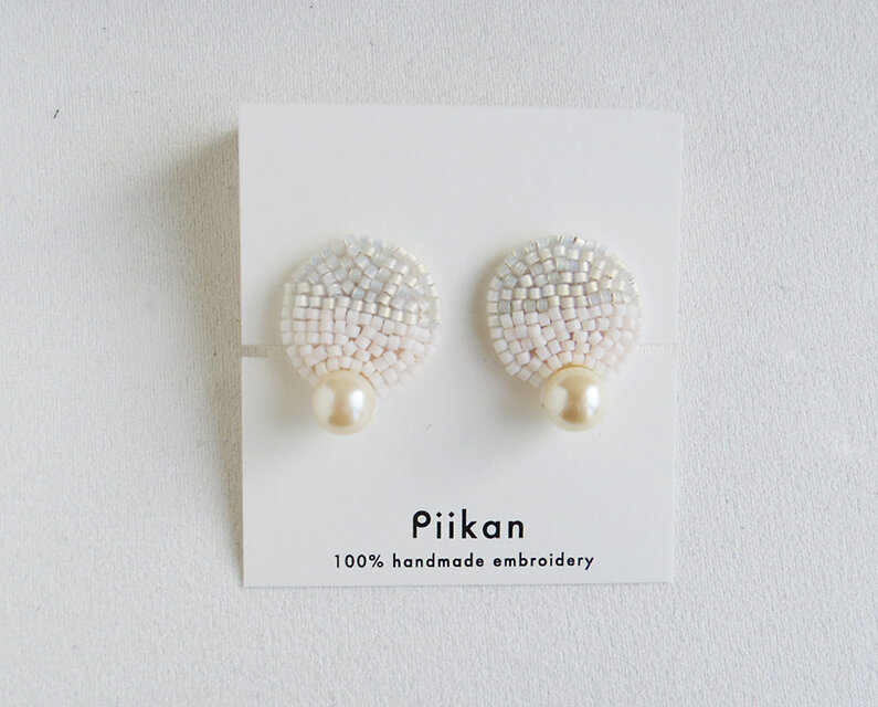 白いビーズと貝パールイヤリング