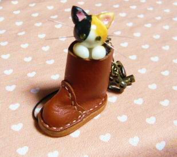 にゃんこのしっぽ○レザーブーツのストラップ〇三毛猫
