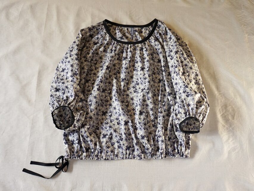 リバティ・ギャザリングブラウス（ケイティアン）グレーカラー