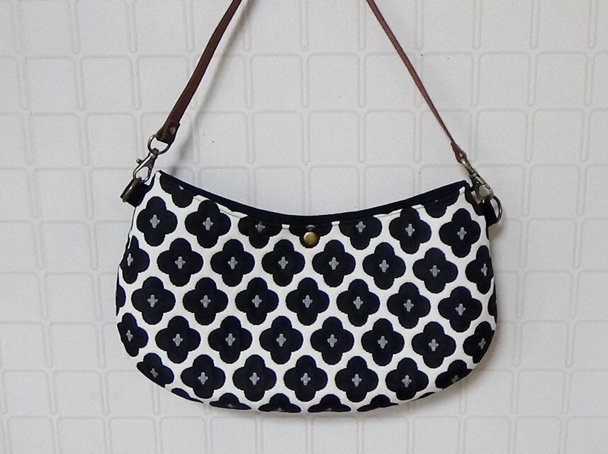 フランス生地（ブラック）　クロワッサンバッグ　