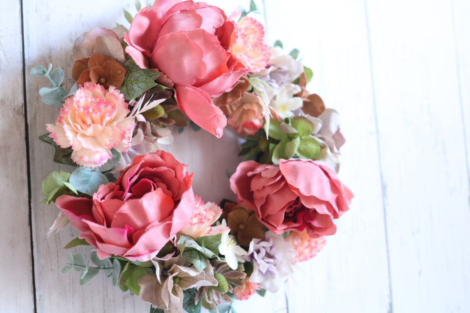 茶系オレンジ色のバラと小花のリース 造花