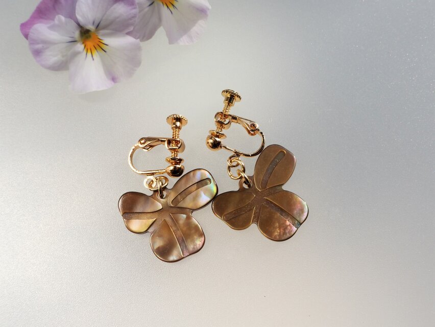 ブラウンシェルの三つ葉のクローバーのイヤリング　大！！