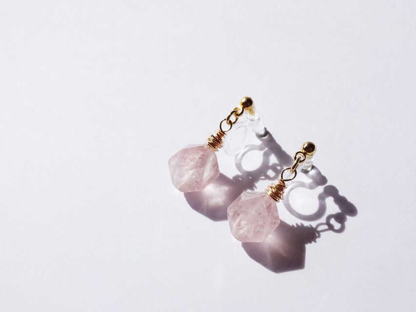 淡いピンクエピドートのピアス・イヤリング