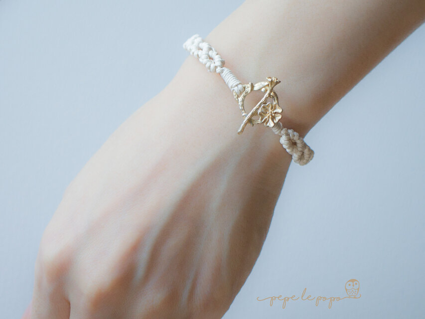 フラワーマンテルと交差模様のマクラメ編みブレスレット（マットゴールド×生成り）