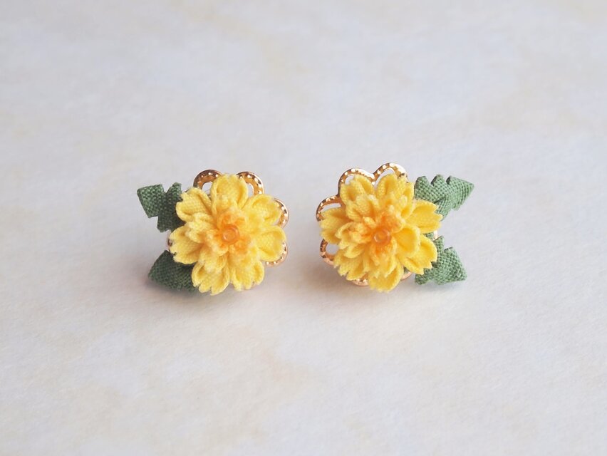 たんぽぽのピアス （ つまみ細工＊受注制作 ）
