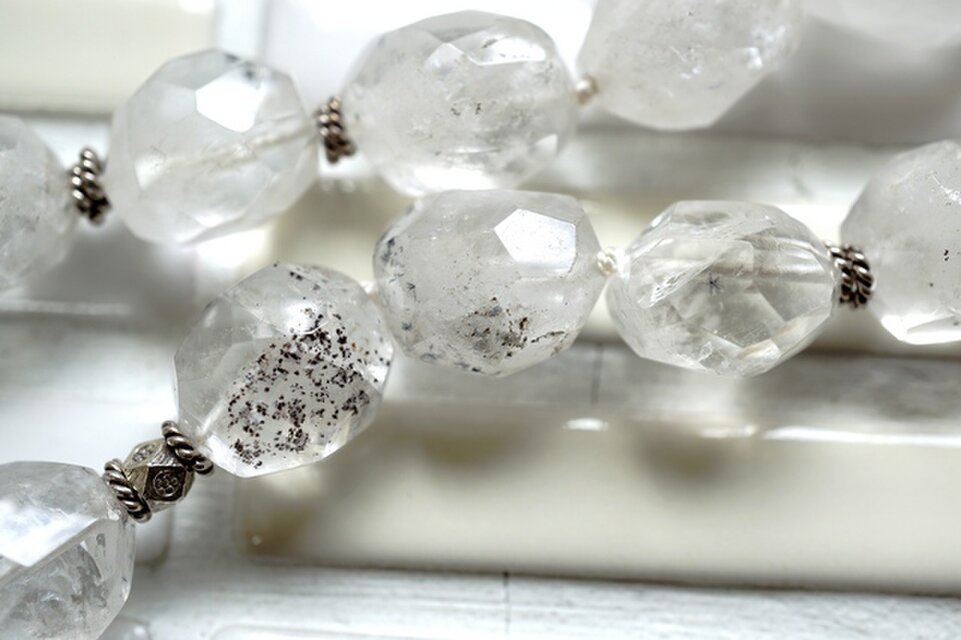 ホーランダイト　イン　クオーツとシルバービーズネックレス