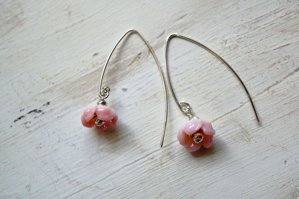 クイーンコンクシェルのお花ピアス（B）