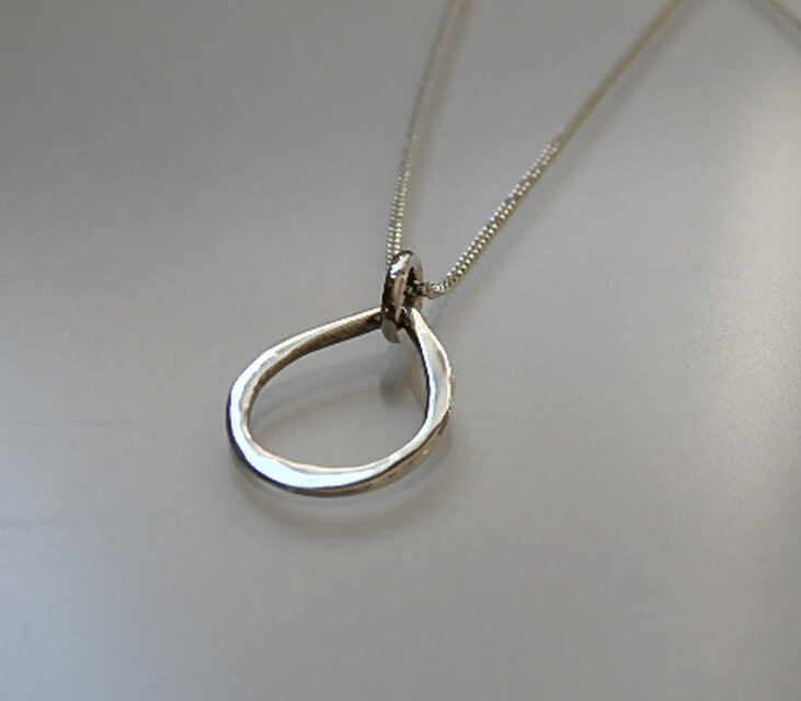 シンプルティアドロップ　彫金ペンダント