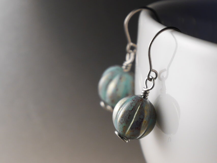 チェコ・メロンビーズのピアス　青磁