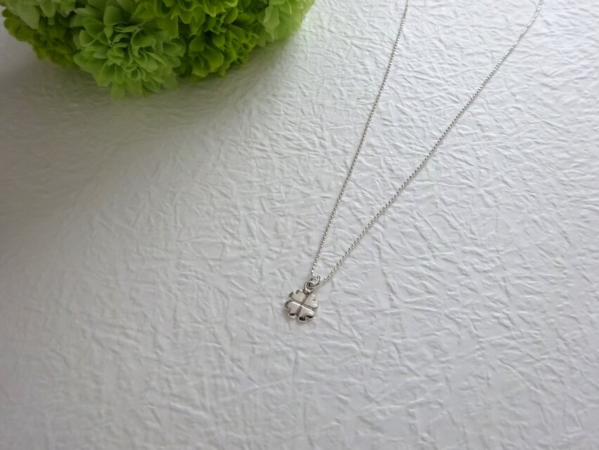 ほほ笑みプチクローバーネックレス