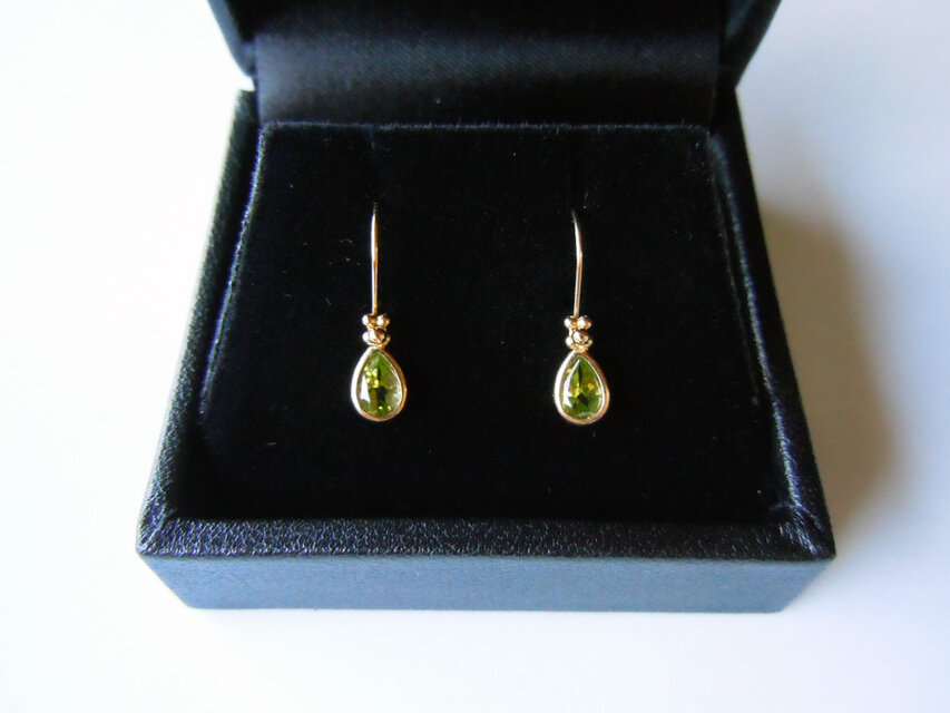 K18 ペアシェイプカットのペリドットピアス