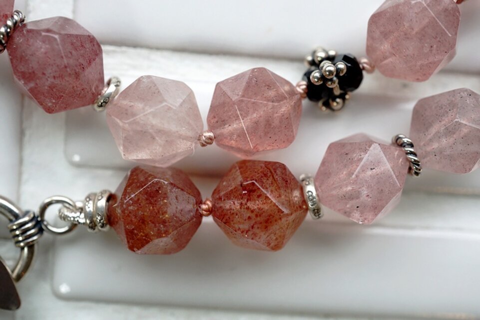 ピンクエピドートとシルバービーズネックレス