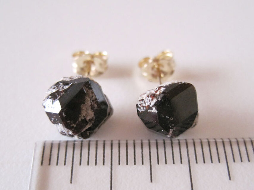 ガーネットの鉱物原石ピアス・長野県産満ばん柘榴石Spessartine Garnet 14kgf | iichi  日々の暮らしを心地よくするハンドメイドやアンティークのマーケットプレイス