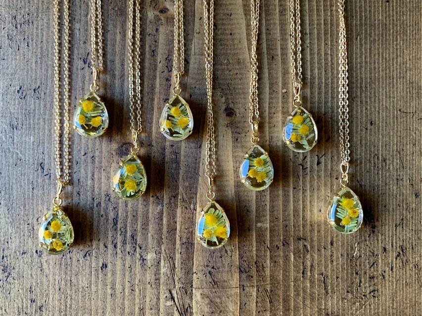 感謝と思いやりを、そっと胸元に宿して。今日という一日をやさしく彩る、ミモザ・ドロップ・ネックレス