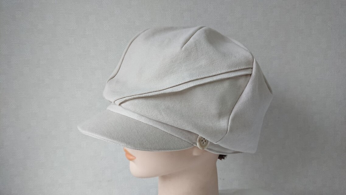 魅せる帽子☆ふんわり♪ピンタックと飾りボタンのキャスケット～ベージュ