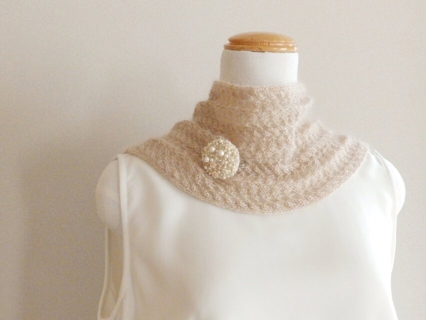 シルクモヘアのスヌード・ブローチ付き