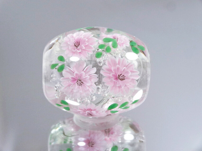 八重桜のとんぼ玉（ガラス玉）
