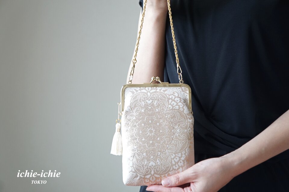 本金箔二重箔　小さめパーティーバック、スマホケース、スマホポーチ　がま口 リユース帯リメイク　ゴールド