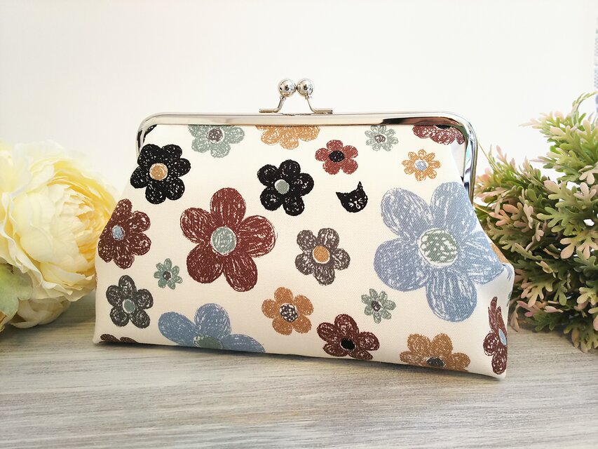 ◆【売り切れ】【再販8】カラフルポップなクレヨンフラワーがま口ポーチホワイト*カラフル手書き手描き