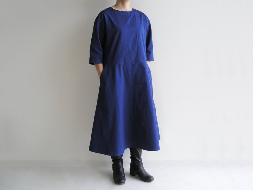 国産コットン＊ゆったりシルエットのシンプルなフレアワンピース（ツイル生地・青）