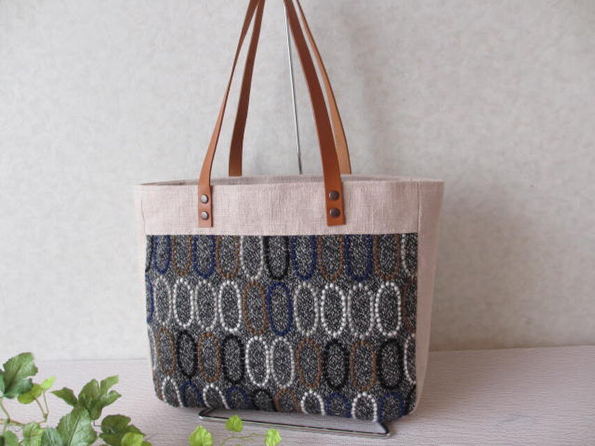 Ｓａｌｅ ミナペルホネン、タルト柄のシンプルなトート（チャコール）