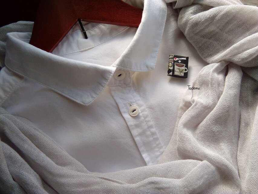 白いブラウスの為の小さな貼り絵ブローチ　コーヒー