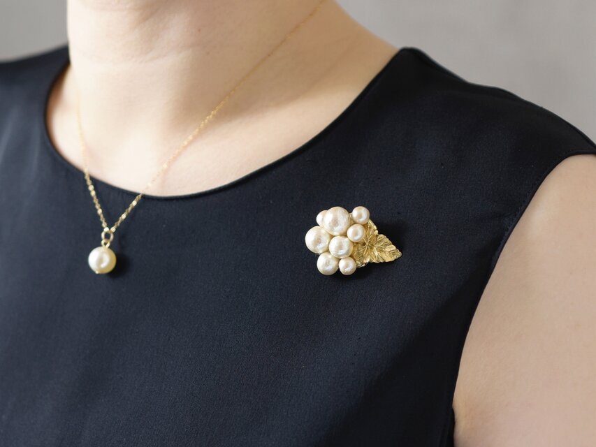 【ブローチ】ヴィンテージな真鍮のリーフ/葉っぱ付　たっぷり咲いたコットンパールのお花