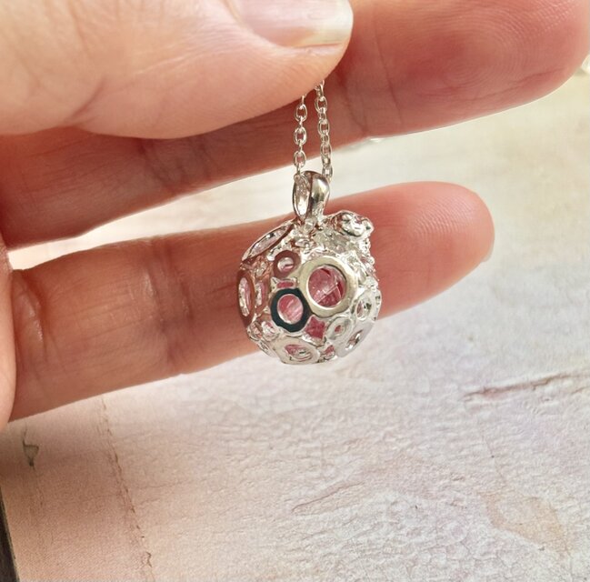 ピンクのあわ玉かえるネックレス