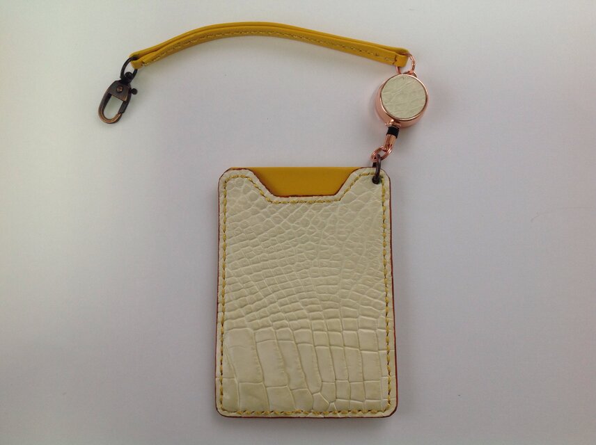 サッと取り出せるパスケース（ミルキーホワイトクロコダイル）