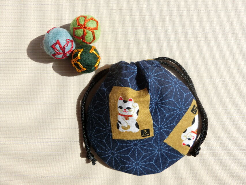 ミニ巾着袋　紺色　麻の葉猫かるた　御守り　アクセ収納　七五三　プレゼントにも　