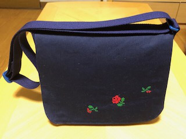 １点限定★バラのクロスステッチ刺繍＊紺色ショルダーバッグ／＊お受験・入園入学・通園通学＊／