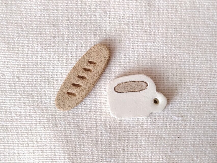 フランスパンとコーヒーのブローチ