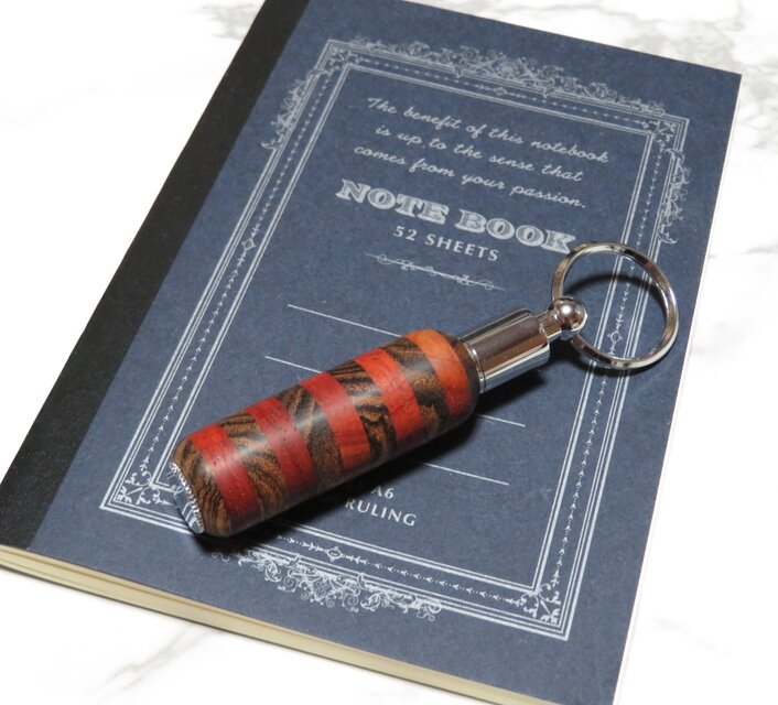 寄木のキーホルダー型ボールペン　パドックとリオグランデパリサンダー