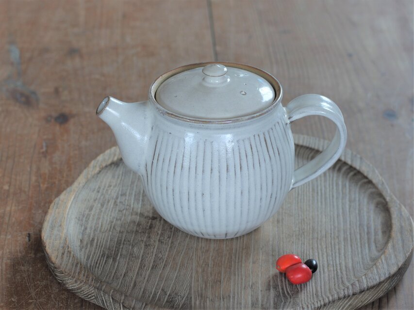 白い陶器ポット（鎬）