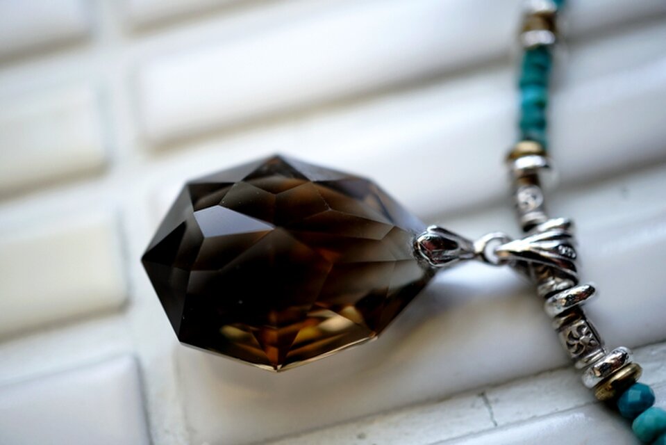 スモーキークオーツを下げたターコイズのネックレス