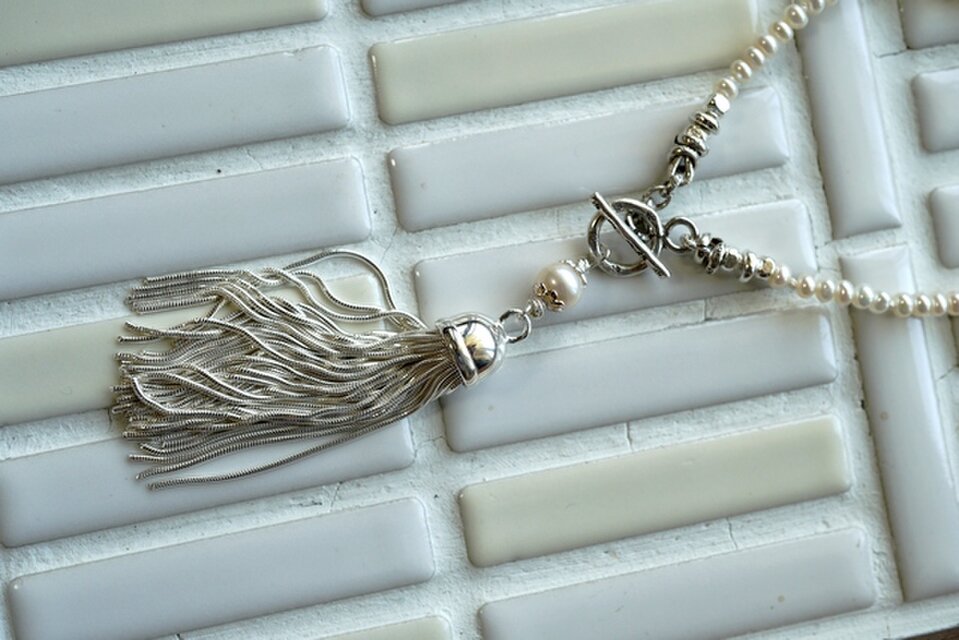 ボタン型小粒パールとシルバータッセルのネックレス